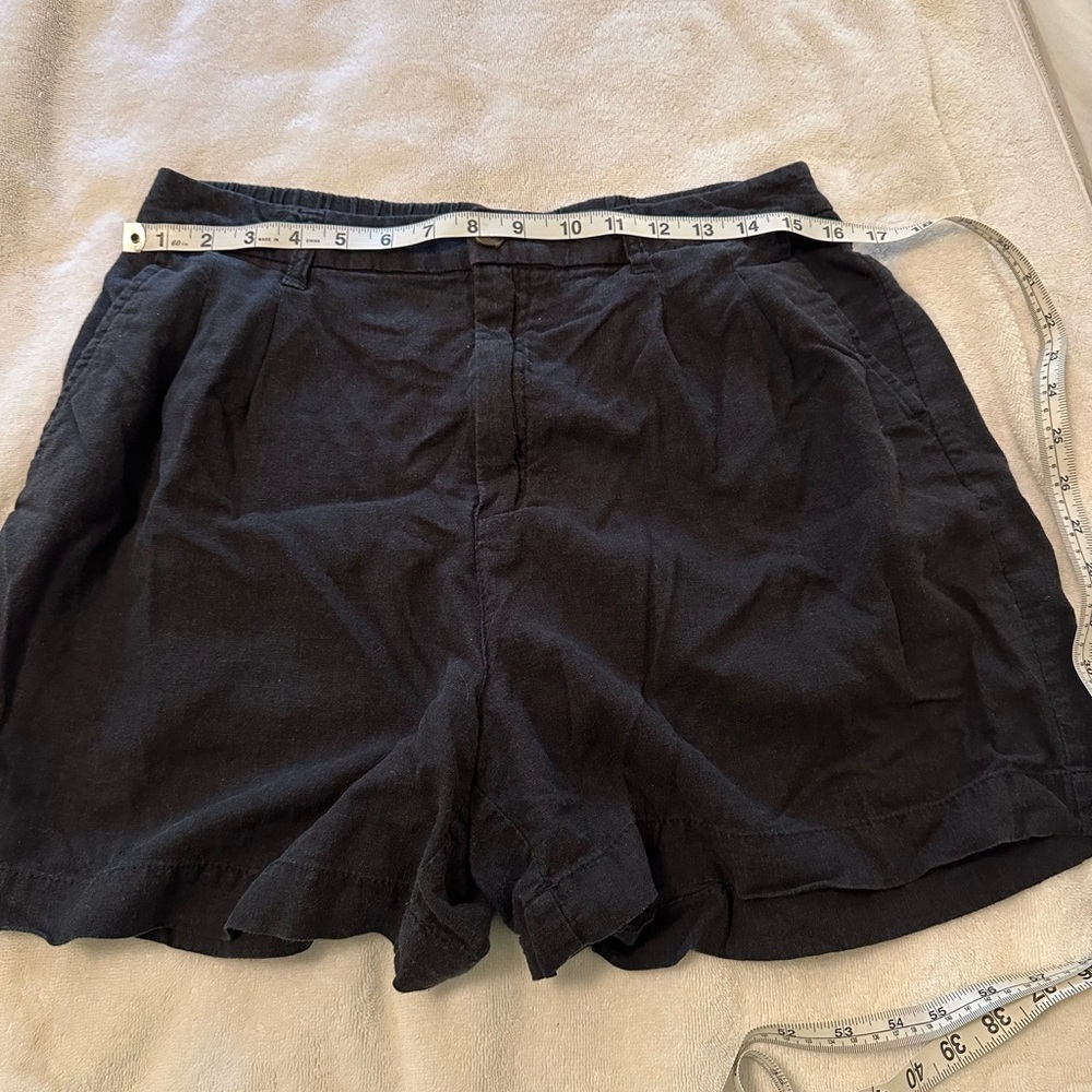 GAP HIGH RISE PLEATED LINEN SHORT. Black. Woman’s: US 12